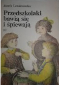 Przedszkolaki bawią się i śpiewają