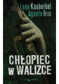 Chłopiec w walizce