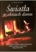 Światła w oknach domu