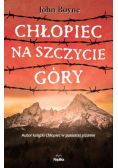 Chłopiec na szczycie góry
