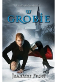 W grobie