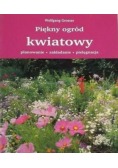 Piękny ogród kwiatowy
