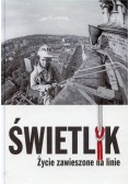 Świetlik życie zawieszone na linie