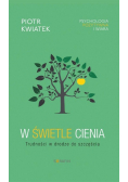 W świetle cienia Trudności w drodze do szczęścia