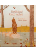 Niedźwiedź łowca motyli