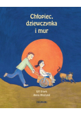 Chłopiec dziewczynka i mur