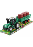 Traktor z przyczepą i beczkami