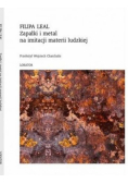 Zapałki i metal na imitacji materii ludzkiej