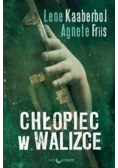 Chłopiec w walizce