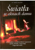 Światła w oknach domu