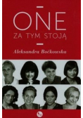 One za tym stoją