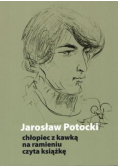 Jarosław Potocki  chłopiec z kawką na ramieniu czyta książkę