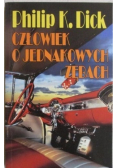 Człowiek o jednakowych zębach
