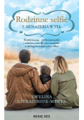 Rodzinne selfie z menażerią w tle