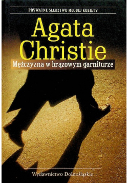 Mężczyzna w brązowym garniturze