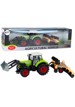 Traktor z broną na napęd zielony