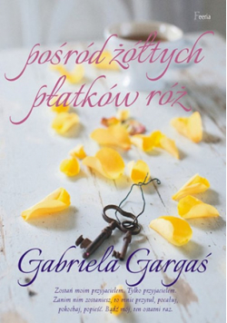 Pośród żółtych płatków róż