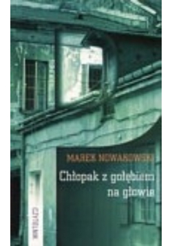 Chłopak z gołębiem na głowie