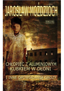 Chłopiec z aluminiowym kubkiem w dłoni